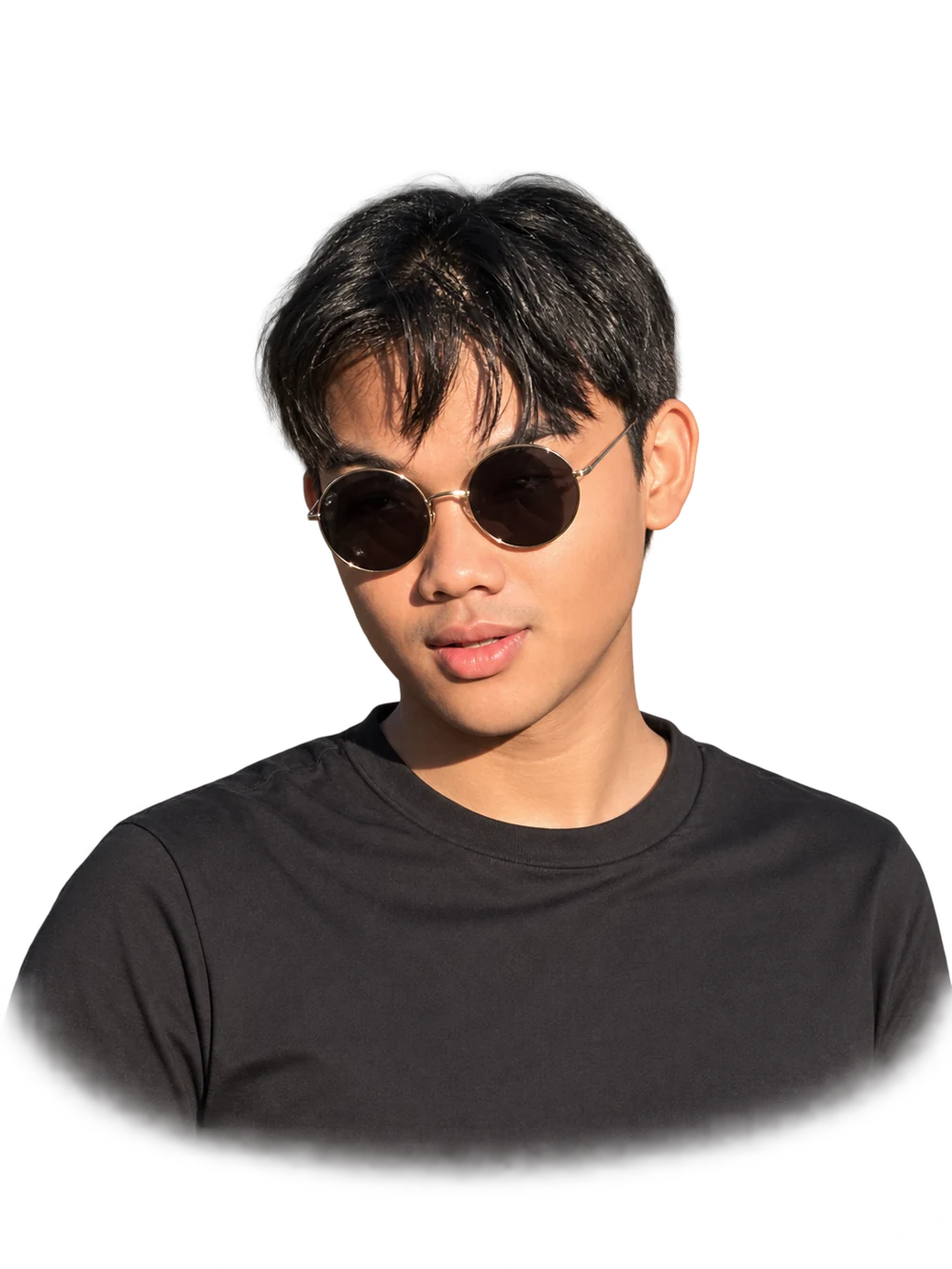 Reiandraa mengenakan kacamata hitam